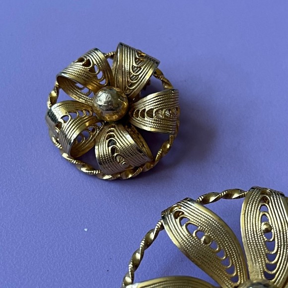 Vintage Kramer gold tone matching brooch and clip on earrings - Picture 3 of 7